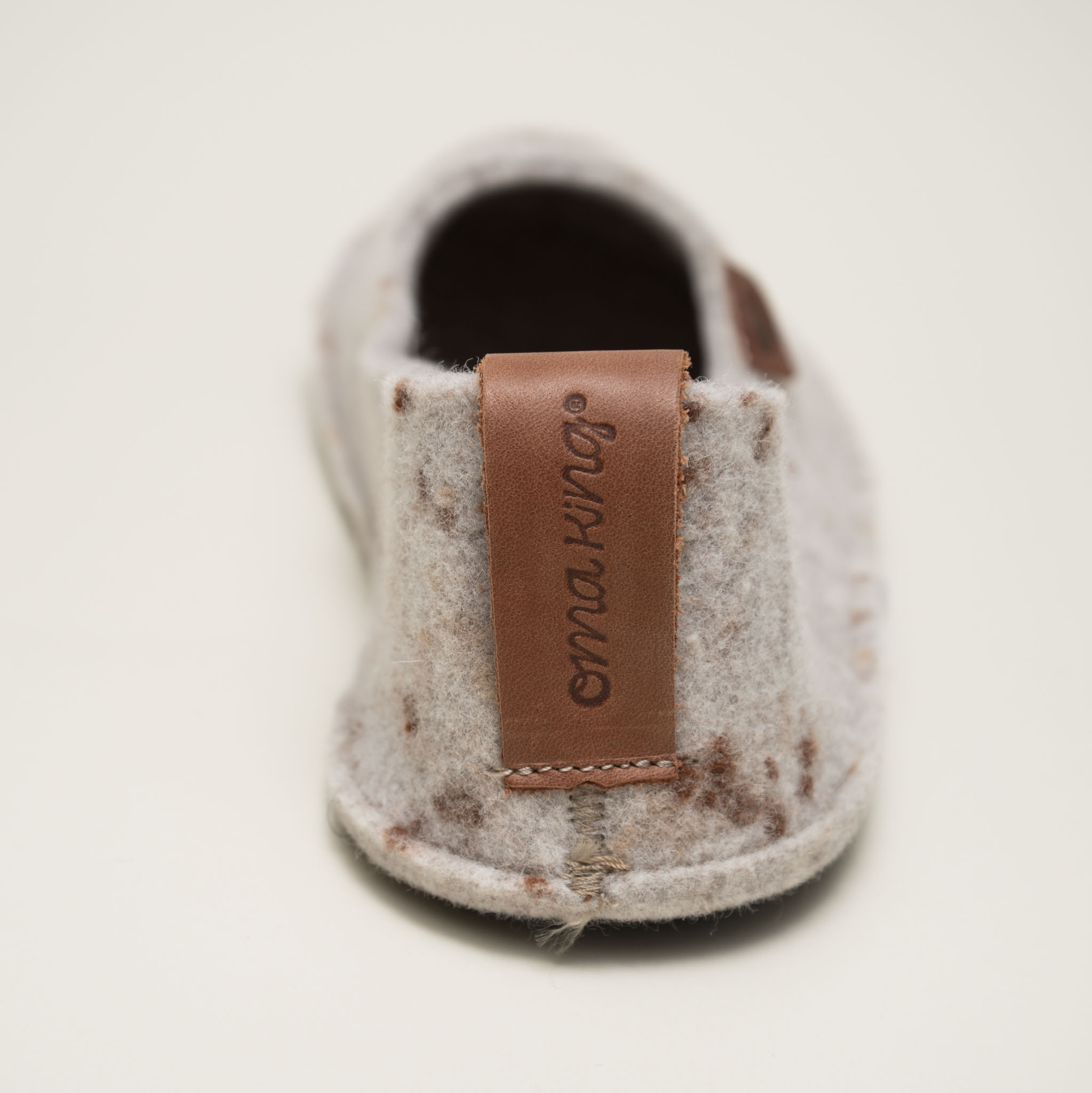 Ruskeat luonnonvillasta huovutetut tossut TOKU