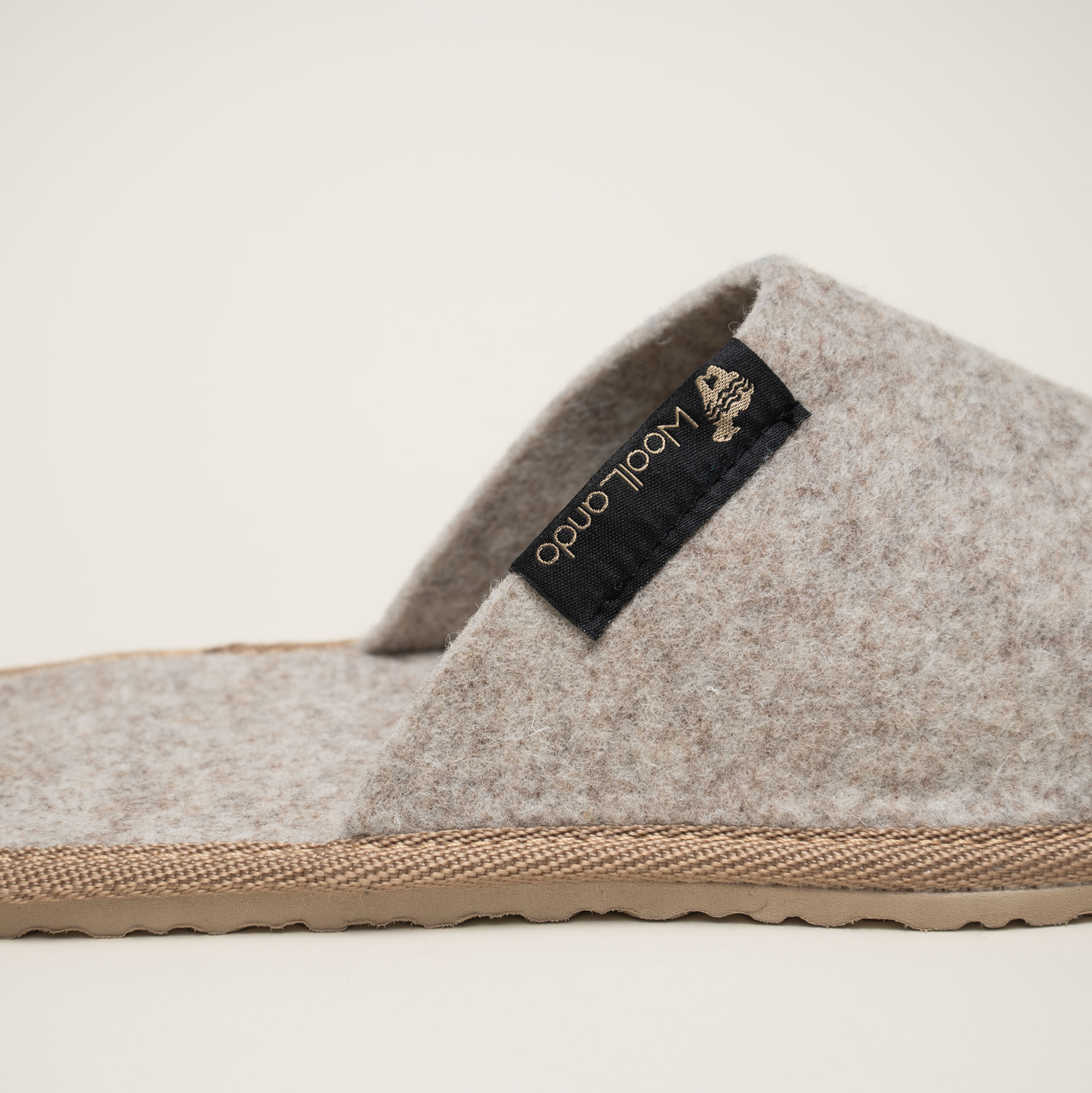 Woolland kohokuvioidut luonnonvillasta huovutetut tossut BEIGE