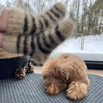 Luonnolliset 100% siperianhusky koiran villasta valmistetut raidalliset sukat.