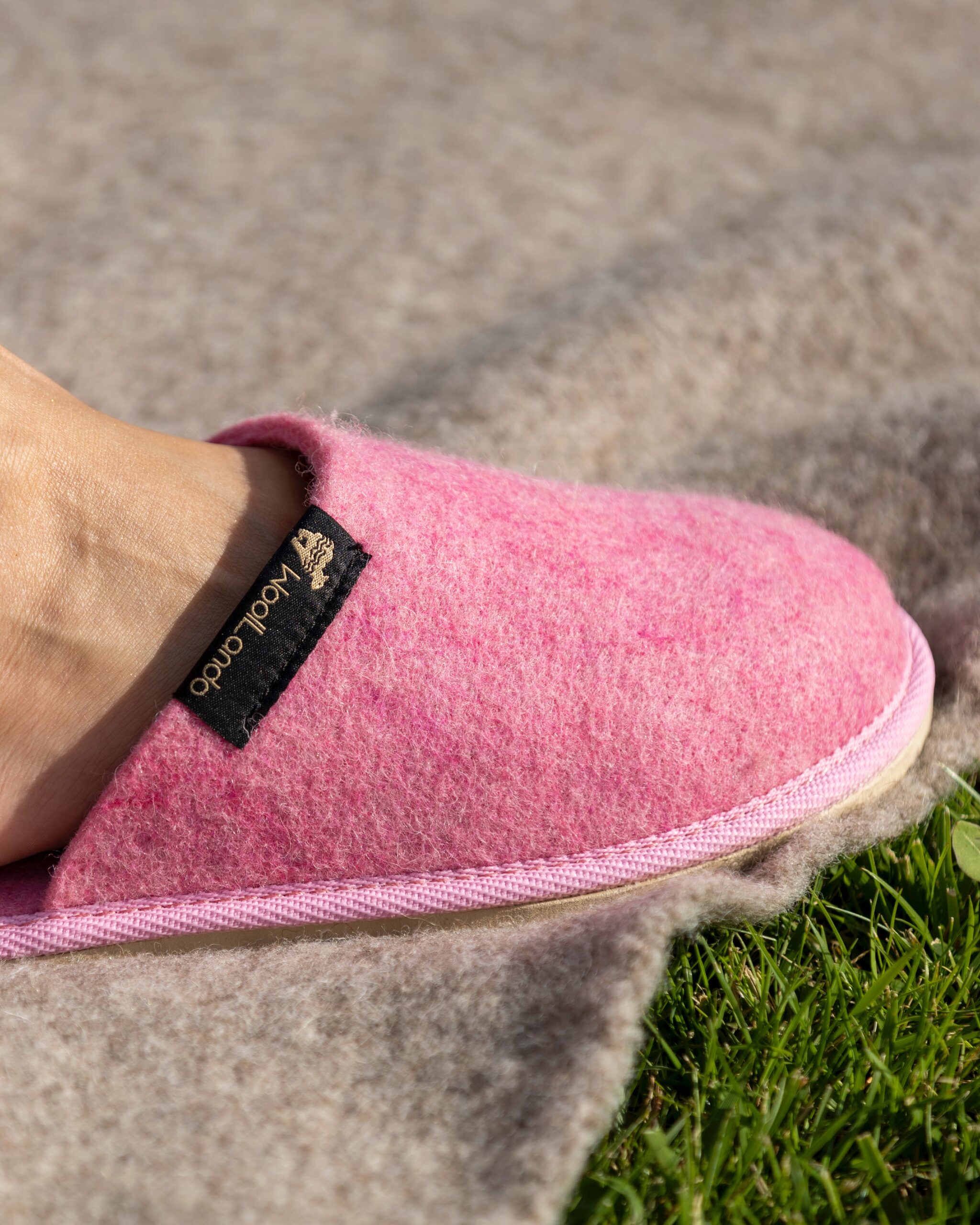 Woolland kohokuvioidut luonnonvillasta huovutetut tossut PINK