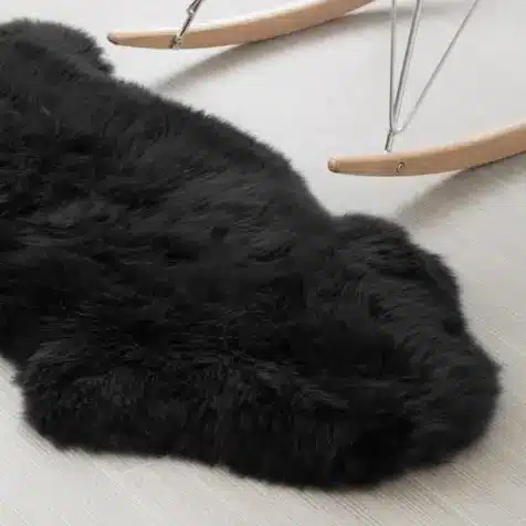 Luonnollisesti parkittu paksu musta merinovillainen lampaannahka 80×120 cm