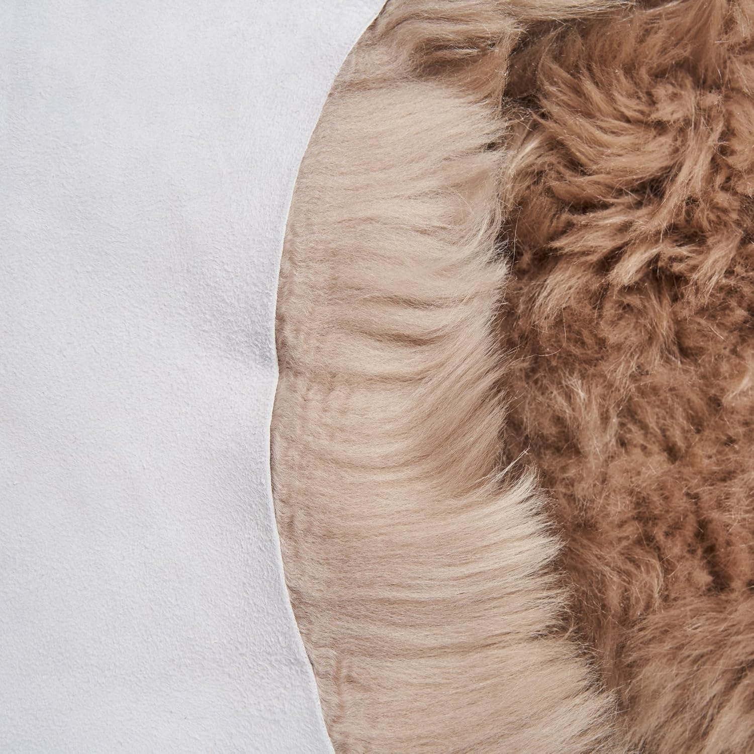 Luonnollisesti parkittu paksu beige-ruskea merinovillainen lampaannahka 80×120 cm