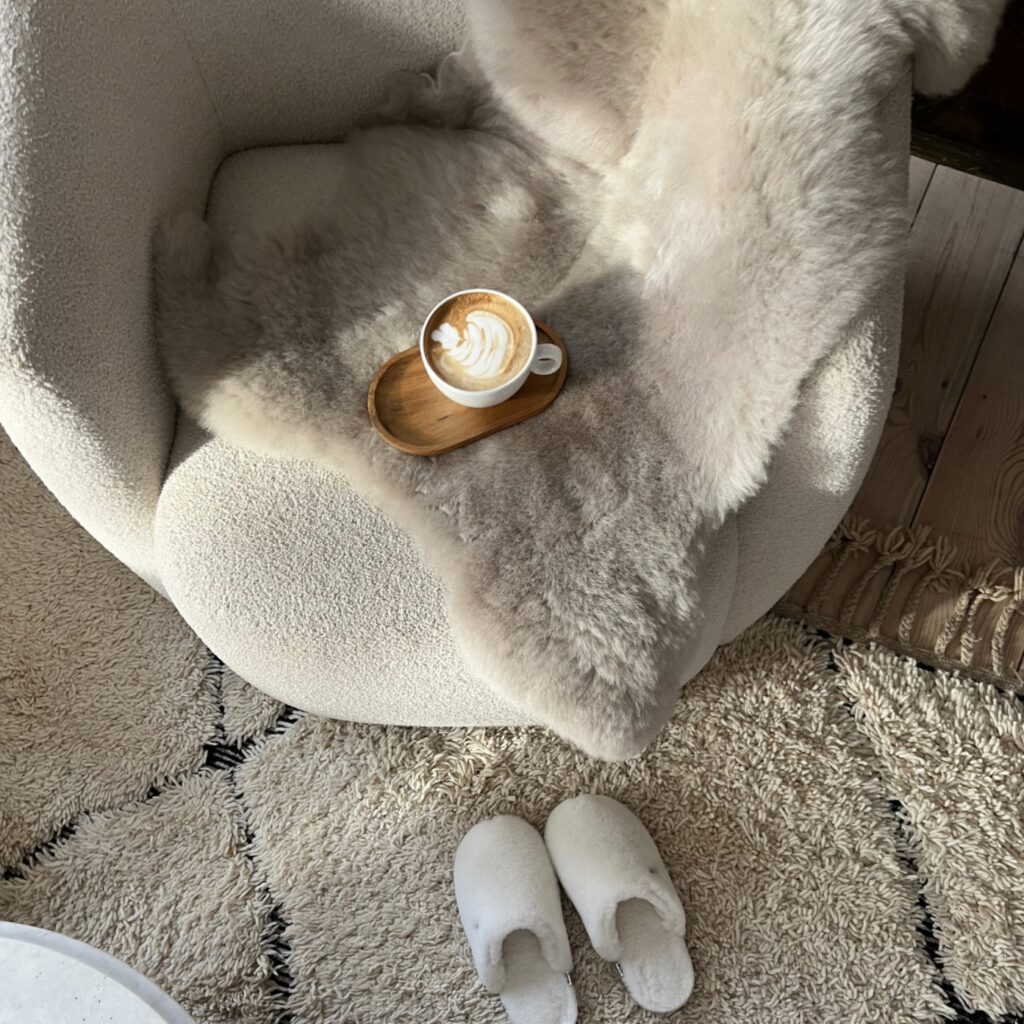 Luonnollisesti parkittu paksu harmaa merinovillainen lampaannahka 80×120 cm