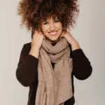 Lämmin huivi luonnonvillalla CHARM