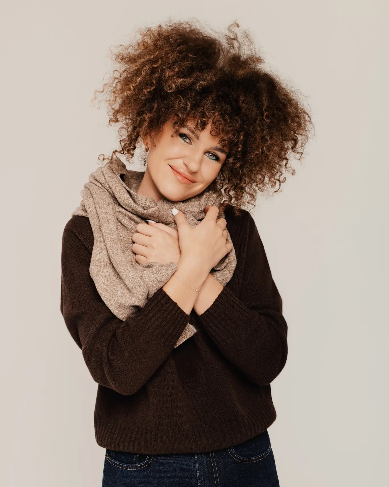 Lämmin huivi luonnonvillalla CHARM