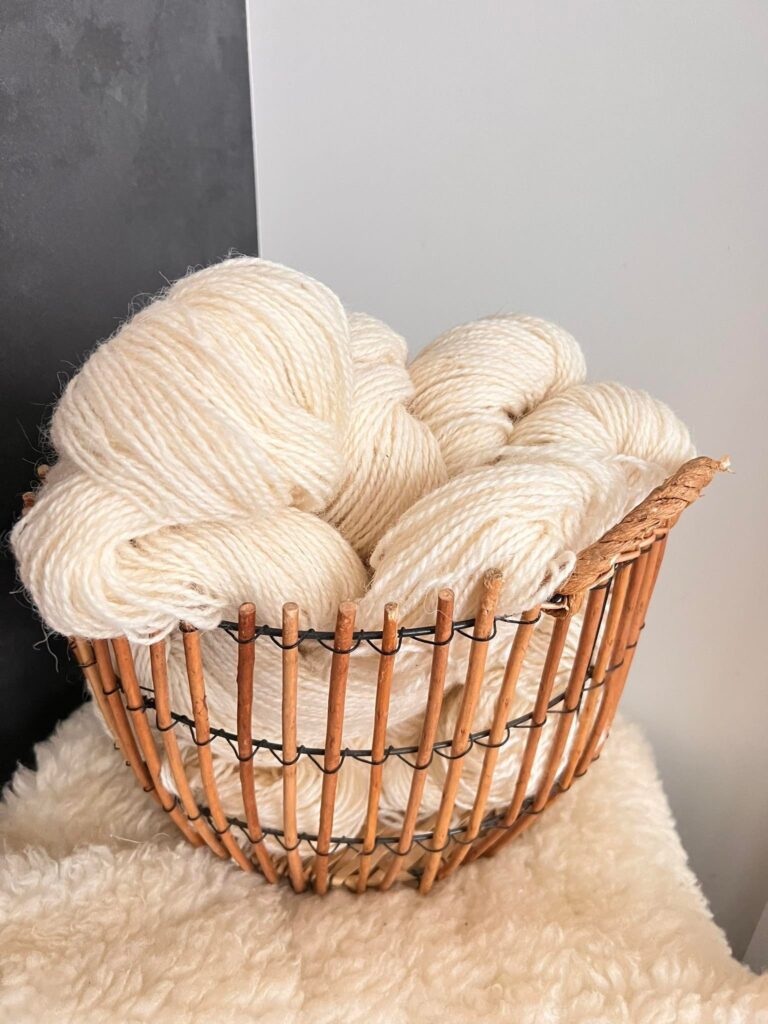60% Siperian husky koiranvilla, 40% lampaanvilla 1 kg – VALKOINEN, WoolLando
