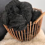 60% Siperian husky koiranvilla, 40% lampaanvilla 1 kg – MUSTA, WoolLando