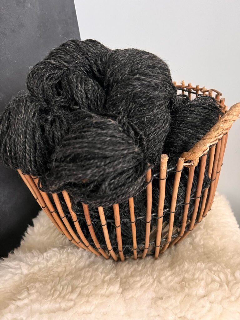 60% Siperian husky koiranvilla, 40% lampaanvilla 1 kg – MUSTA, WoolLando