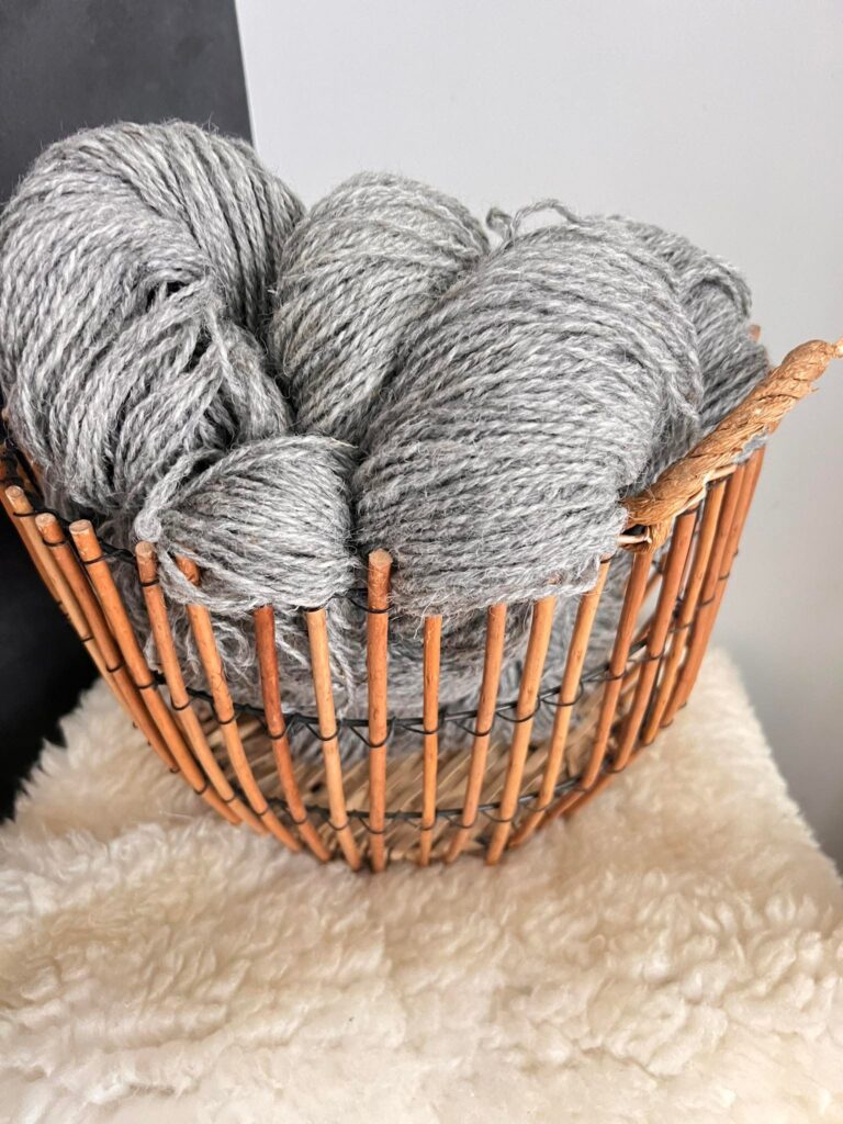 60% Siperian husky koiranvilla, 40% lampaanvilla 1 kg – HARMAA, WoolLando