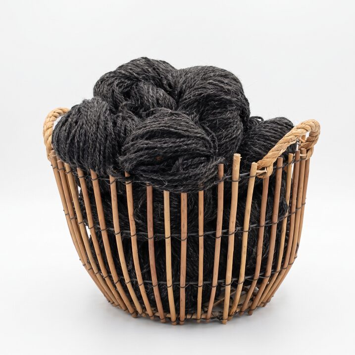 60% Siperian husky koiranvilla, 40% lampaanvilla 1 kg – MUSTA, WoolLando