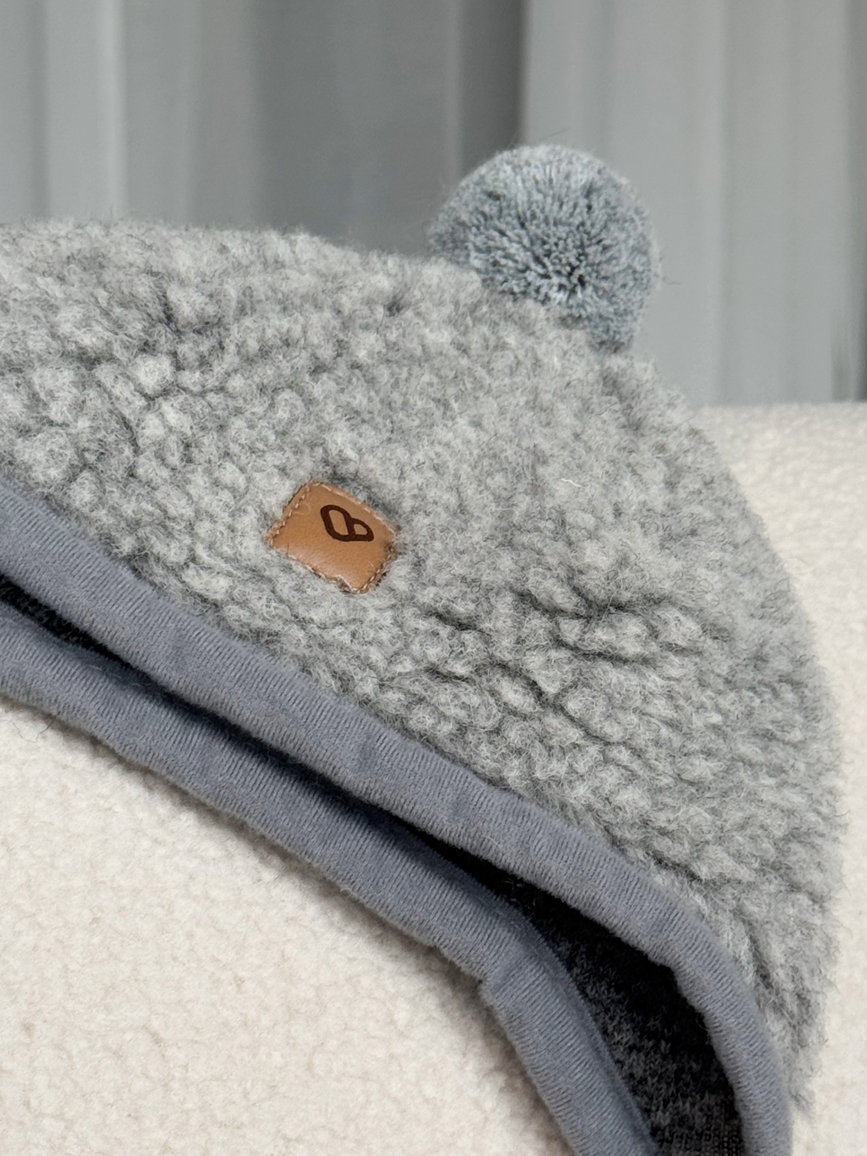 Lasten harmaa karitsan villalakki pompomilla – Zaffiro