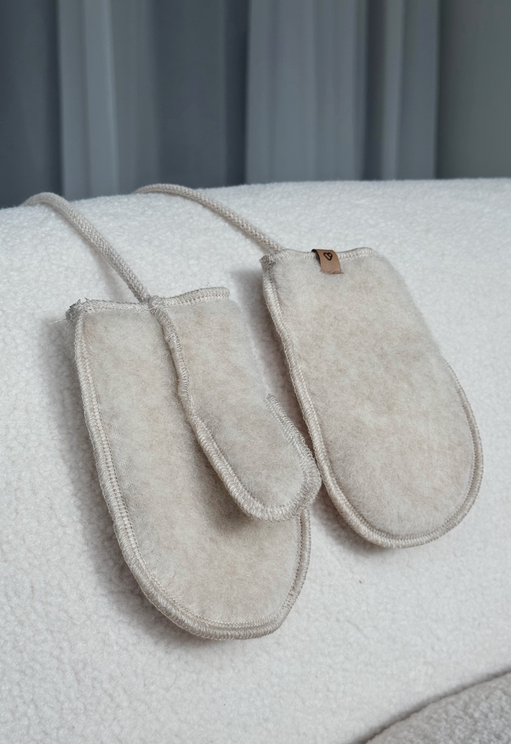 Lasten kerma karitsan villalappaset naruilla – Zaffiro