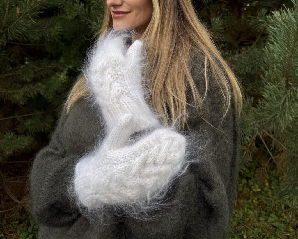 Naisten valkeat angoravillaiset lappaset 