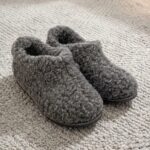 Merinovillaiset mustat saapastossut KAJUS, WoolLando