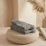 Käsintehdyt lampaanvilla- ja koiranvillasukat EMBER, WoolLando