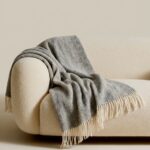 Uuden-Seelannin lampaanvillainen peitto STRIPED LIGHT GREY, WoolLando