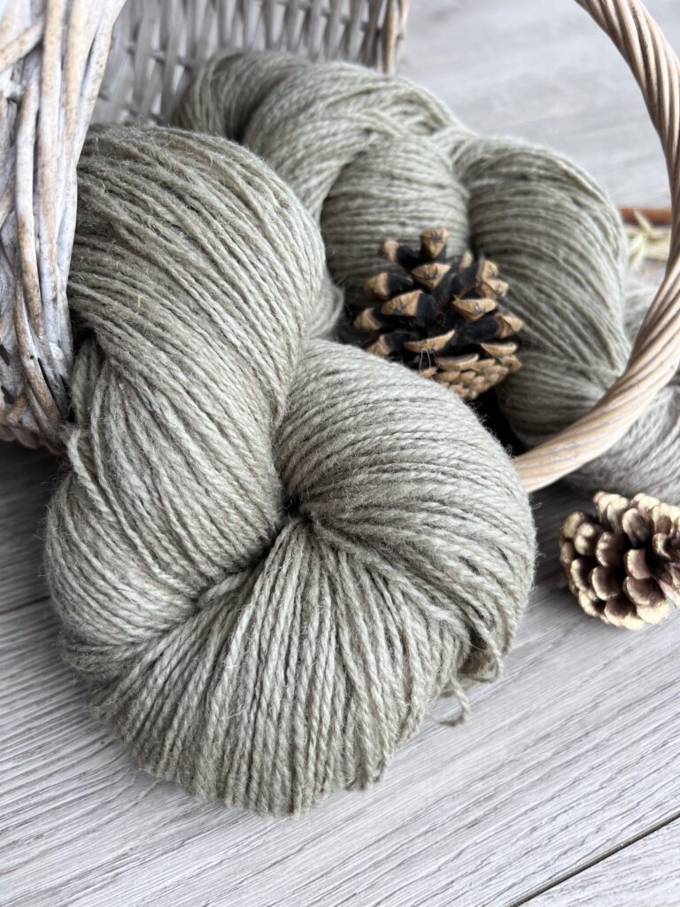 Lampaanvillalanka 1 kg – KHAKI, WoolLando