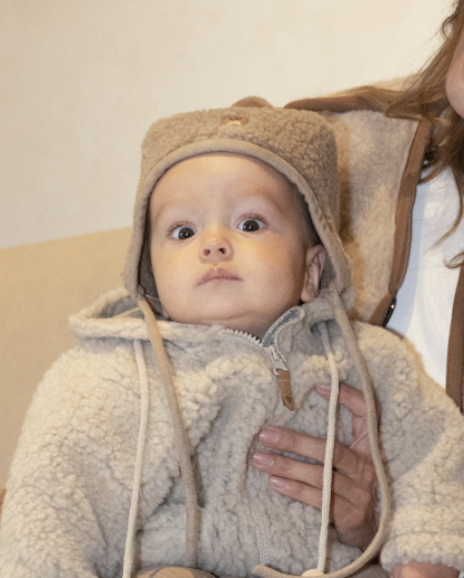 Lasten ruskea karitsan villalakki pompomilla – Zaffiro