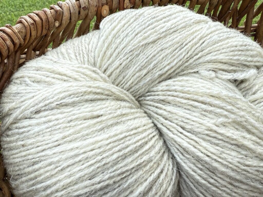 50% koiranvilla / 50% lampaanvillalanka 1 kg – WHITE MELANGE, WoolLando