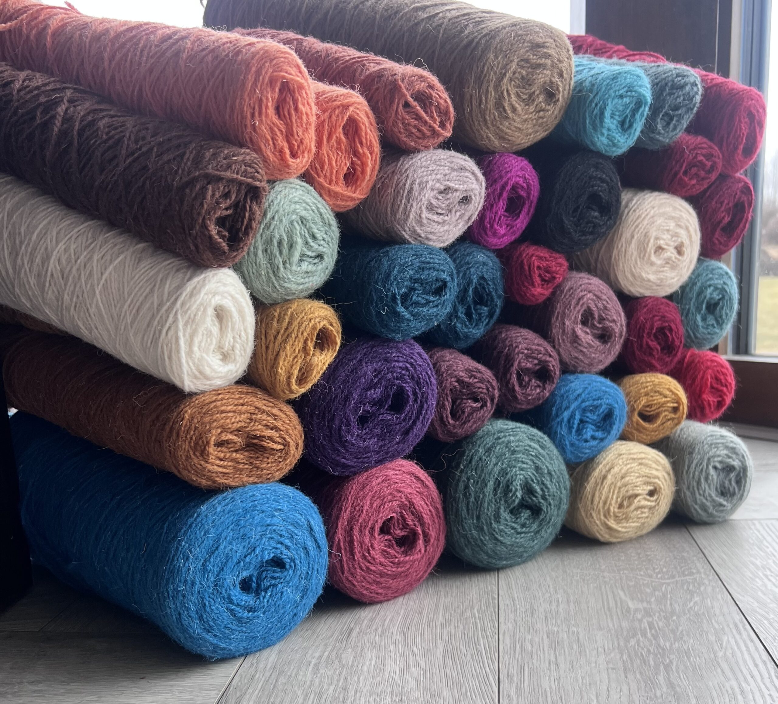 Lampaanvillalankasetti 10 kg – erilaisia kirkkaita värejä, WoolLando