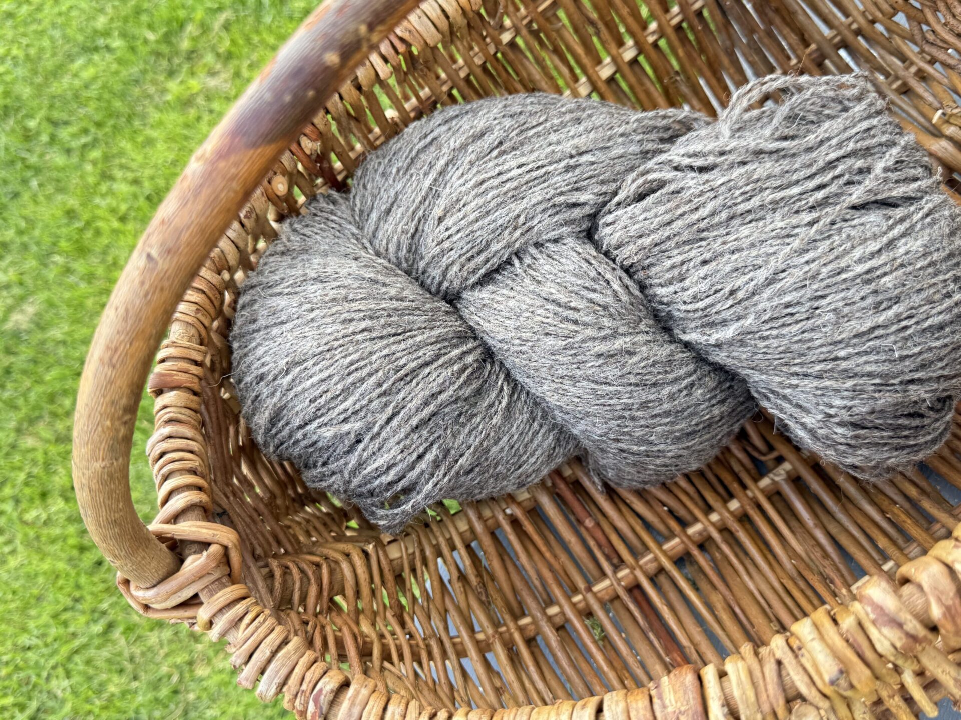 50% koiranvilla / 50% lampaanvillalanka 1 kg – DARK GREY, WoolLando