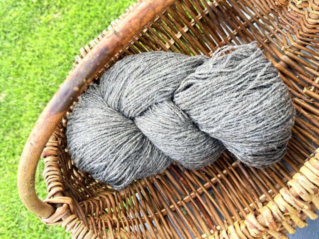 50% koiranvilla / 50% lampaanvillalanka 1 kg – DARK GREY, WoolLando
