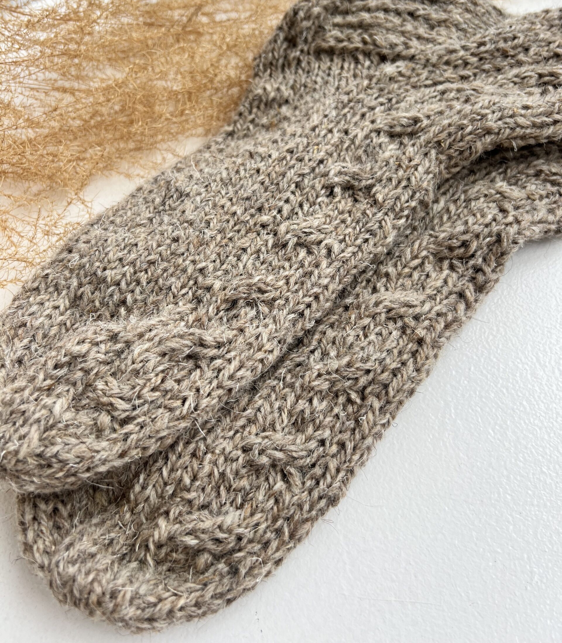 Käsintehdyt lammas–koiranvilla ruskeansävyiset sukat, WoolLando