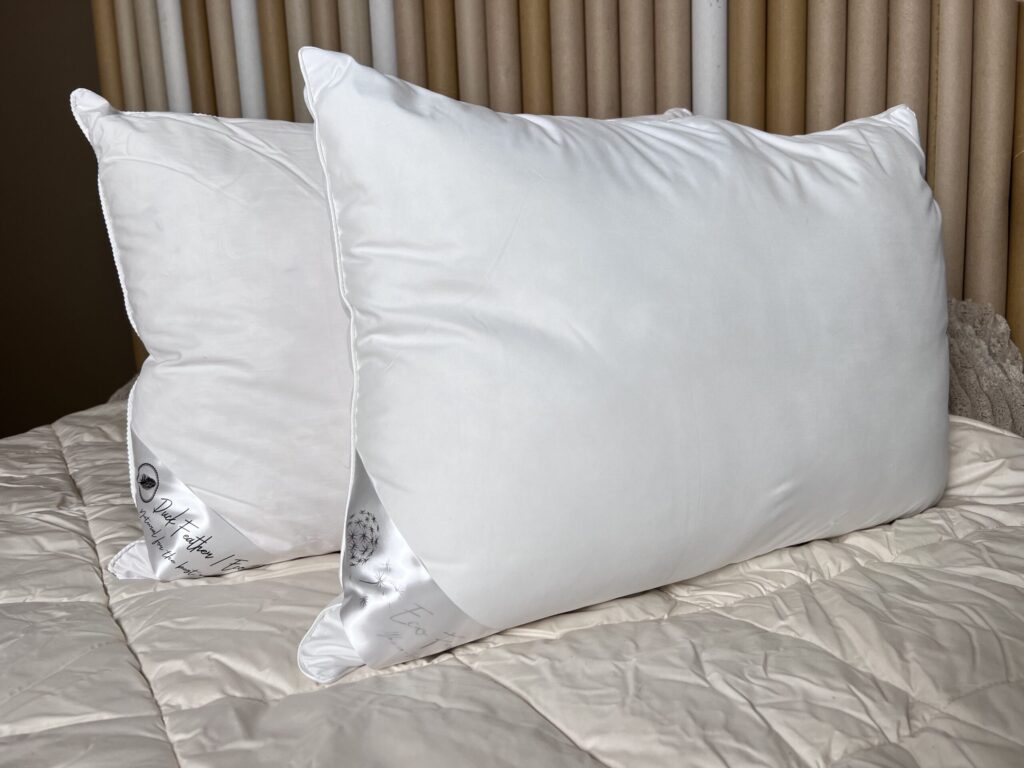 Kevyt ankan höyhenet ja untuva vuodevaatteiden setti FEATHERS