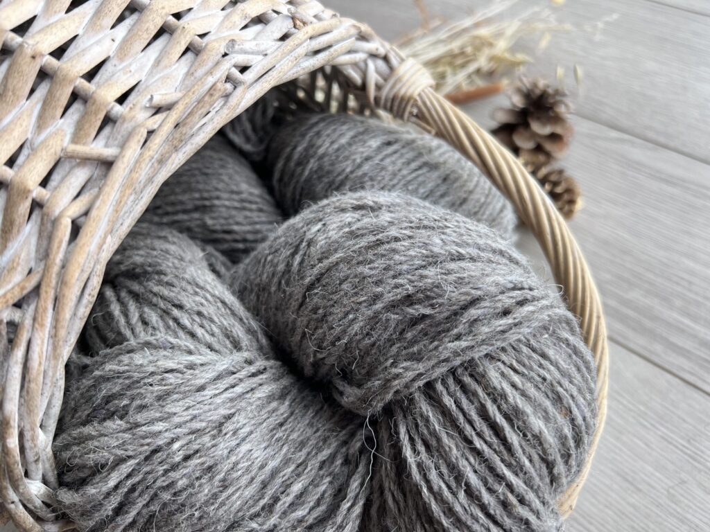 50% koiranvilla, 50% lampaanvillalanka 1 kg – TUMMANHARMAA, WoolLando