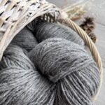 50% koiranvilla, 50% lampaanvillalanka 1 kg – TUMMANHARMAA, WoolLando