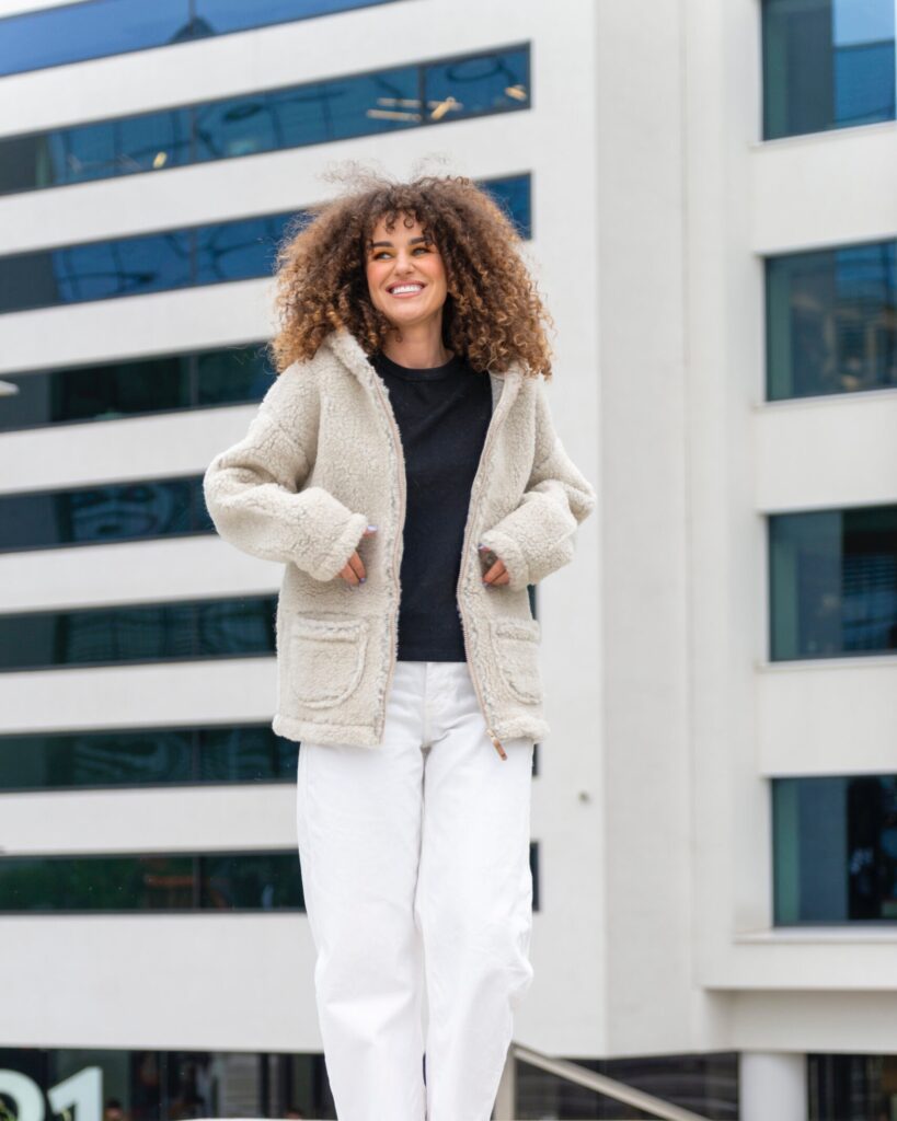 Kermanvärinen karitsan villahuppujakku ZOYA, Zaffiro