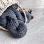 Lampaanvillalanka 1 kg – TUMMANHARMAA, WoolLando